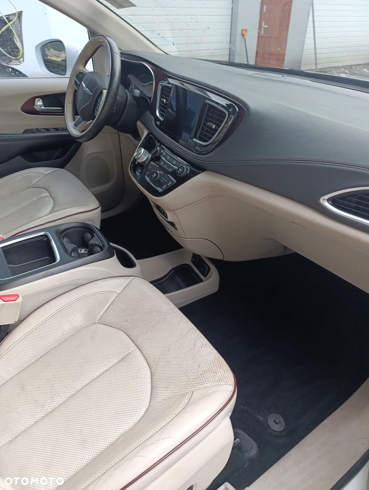 Chrysler Pacifica - 30