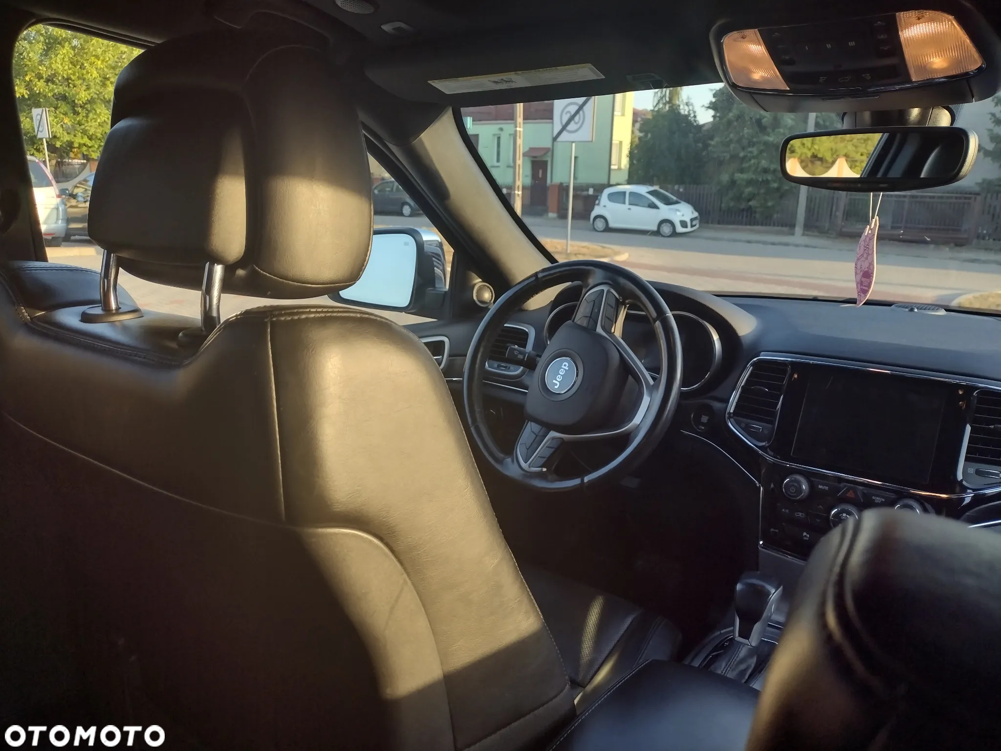 Jeep Grand Cherokee - 30