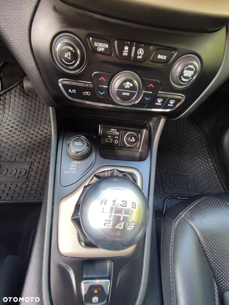 Jeep Cherokee - 19
