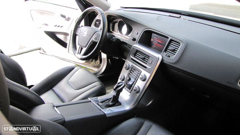 Volvo V60 Cross Country 2.0 D3 Momentum Geartronic - 11