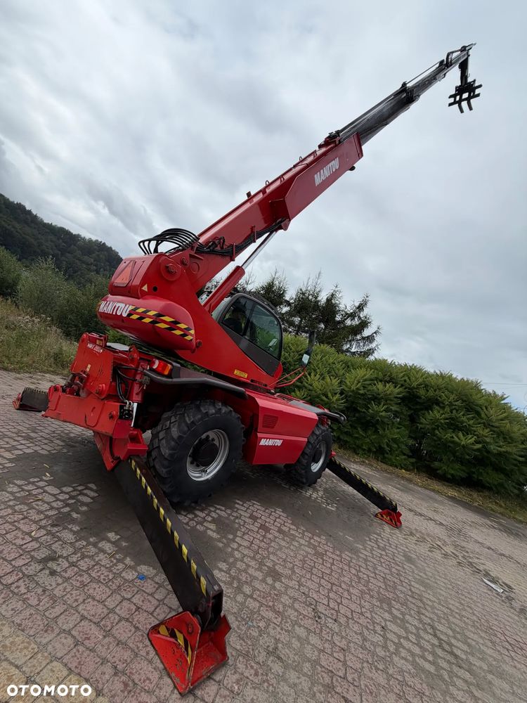 Manitou MRT2150+PRIVILEGE Ładowarka teleskopowa 4x4 ROTO 21metrów. 5 ton udźwig. Bez AdBLUE bez DPF. Maszyna jak Nowa z Norwegii 5300 mtg. 2015 rok. Obrót pełny. Zero luzów wycieków. Zadbana maszyna z Fermy Norweskiej. Silnik 160 Km. AUTEC zdalne sterowanie. Ani deka luzów czy wycieków. Opony jak Nowe. Pełny Oryginał. Niski przebieg. Stabilizatory. Zamki na tłokach. OKAZJA. Jest to model przystosowany do pracy z koszem. - 33