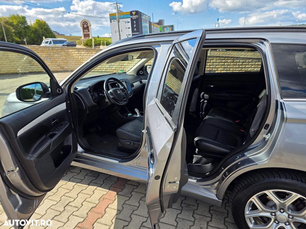 Mitsubishi Outlander 2.0 4WD Plug-In Hybrid Top - 11