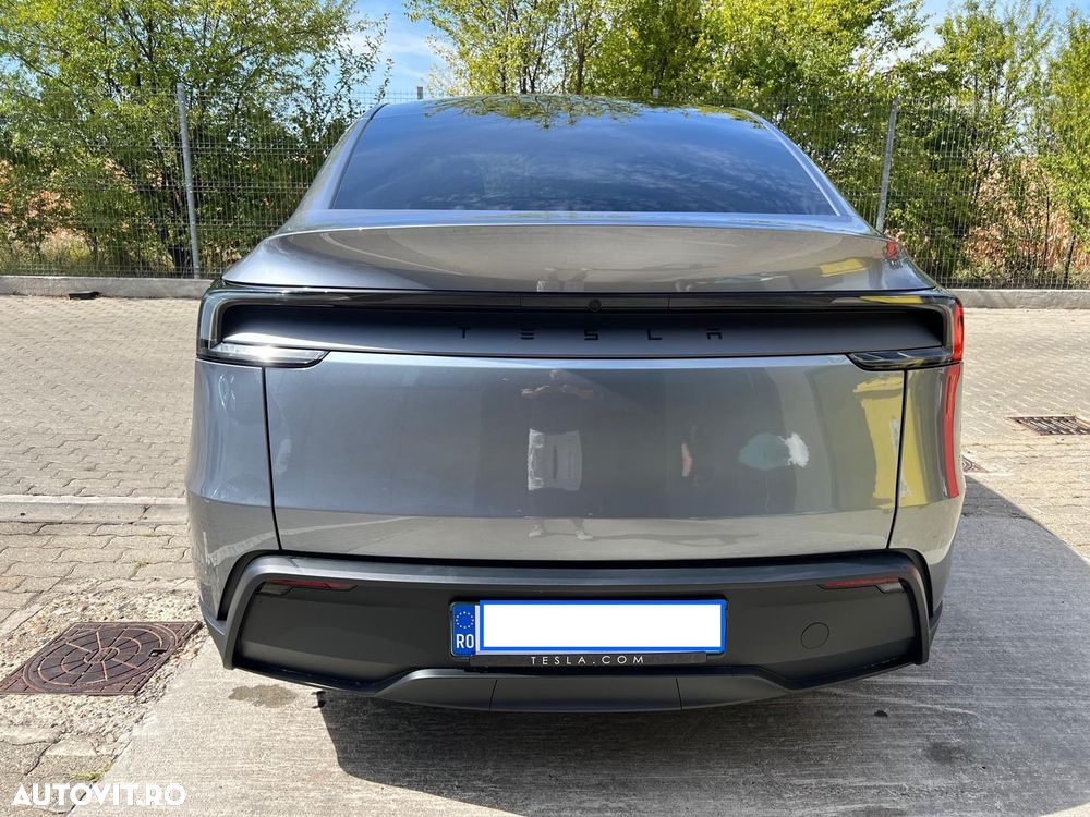 Tesla Model Y - 8