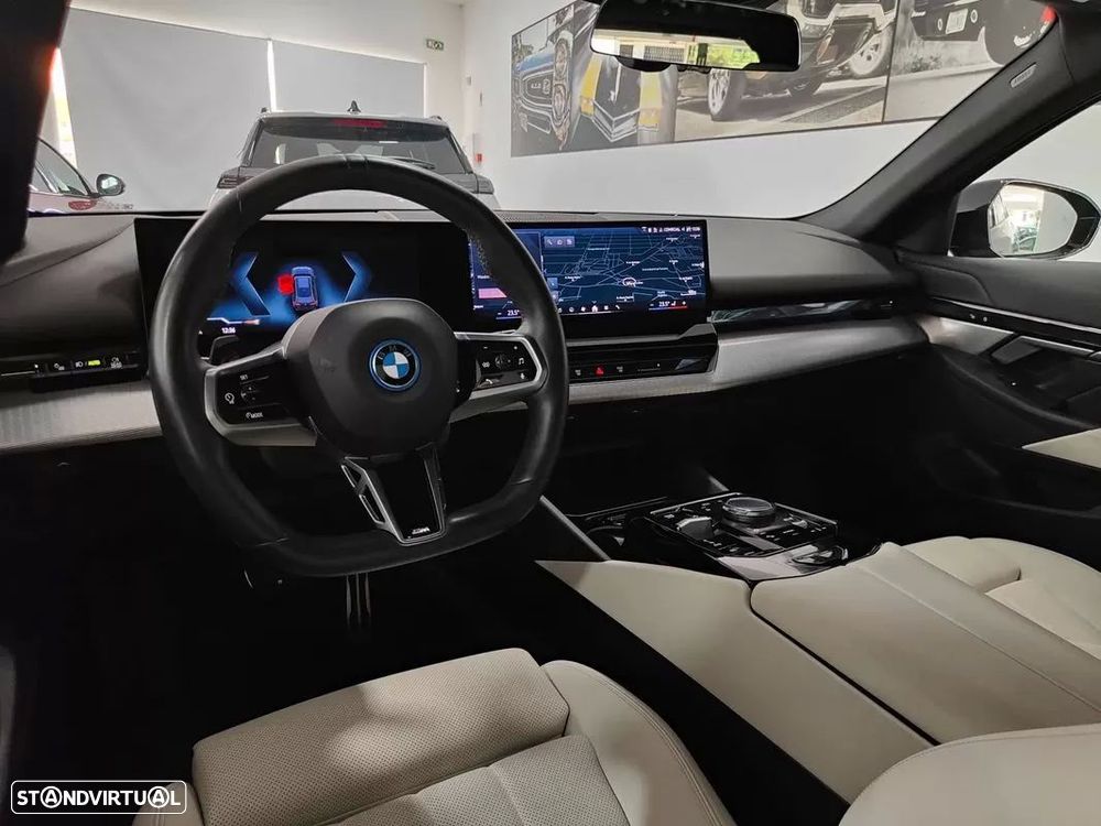 BMW i5 Touring eDrive40 - 42