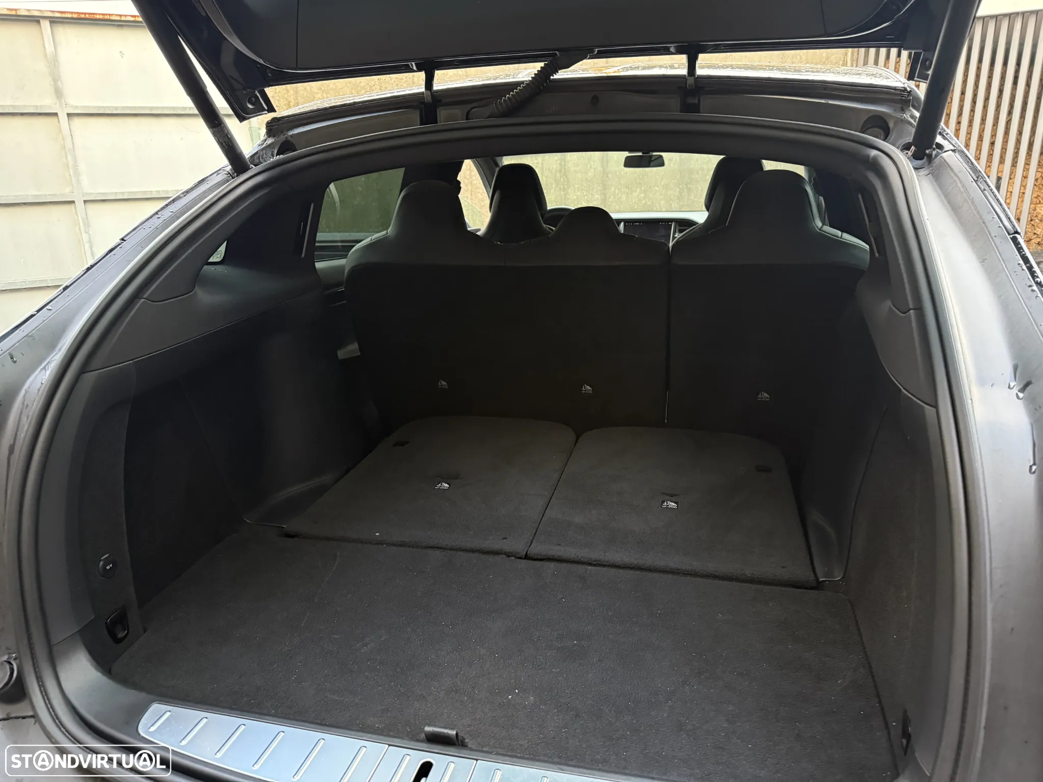 Tesla Model X - 15