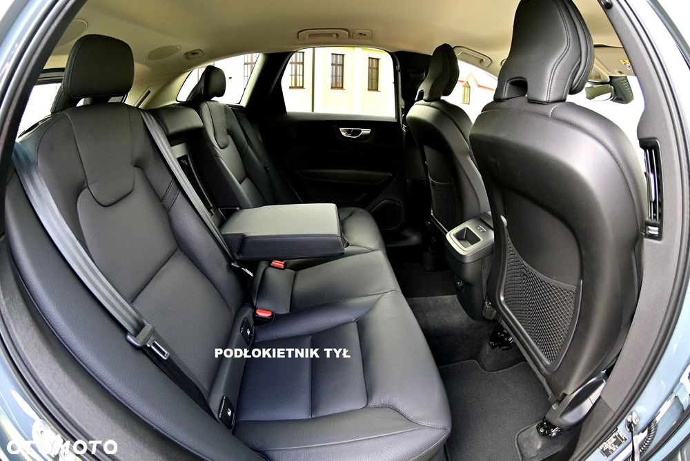 Volvo XC 60 B4 D Plus Dark - 16