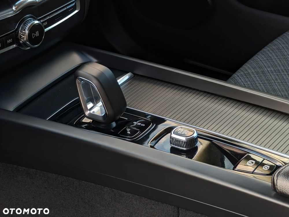 Volvo XC 60 B4 B Essential - 33