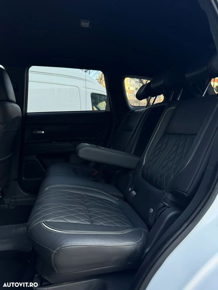 Mitsubishi Outlander 2.4 4WD Plus - 14