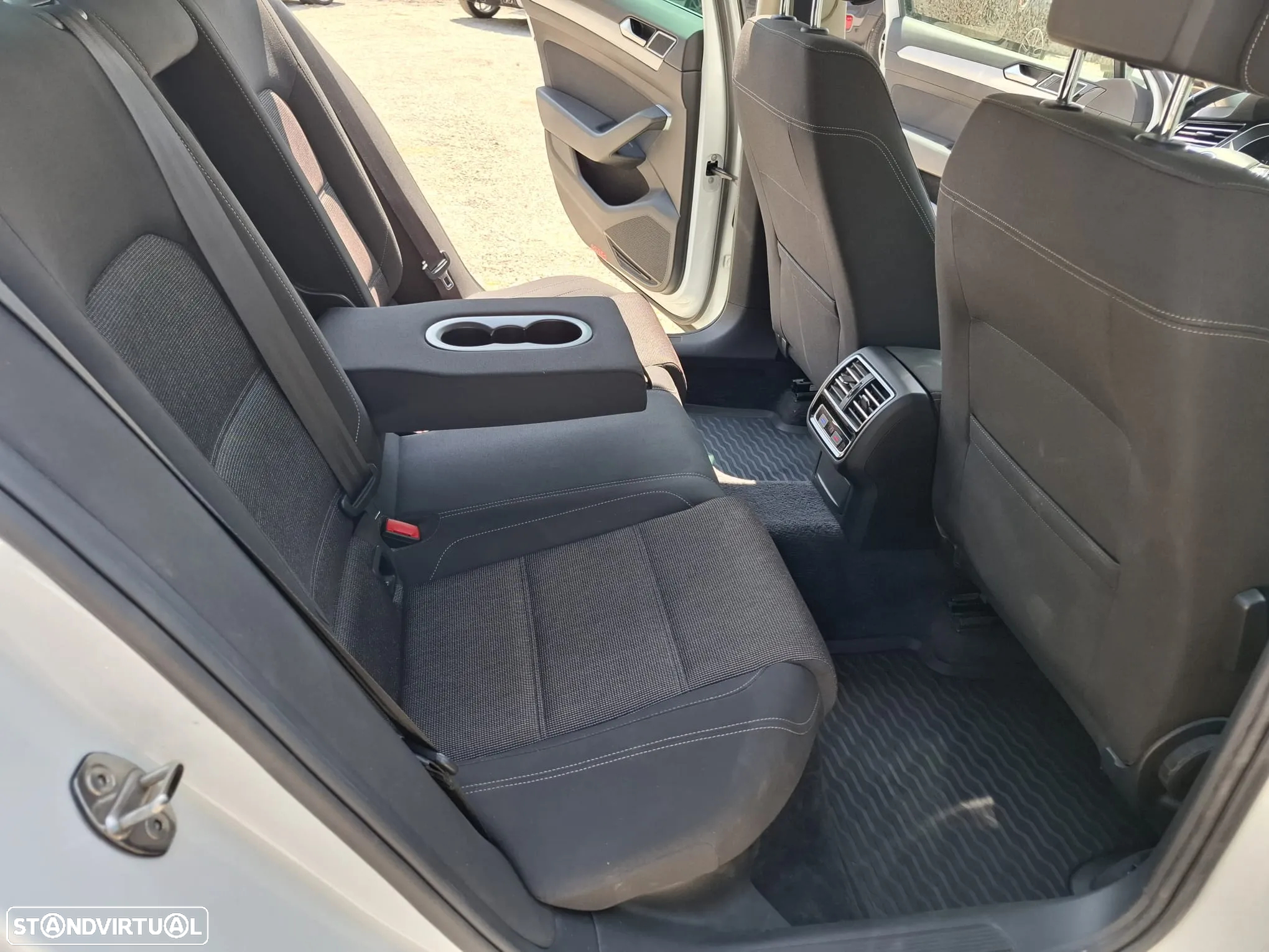 VW Passat 1.6 TDI Trendline - 14