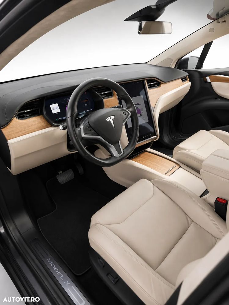Tesla Model X - 4
