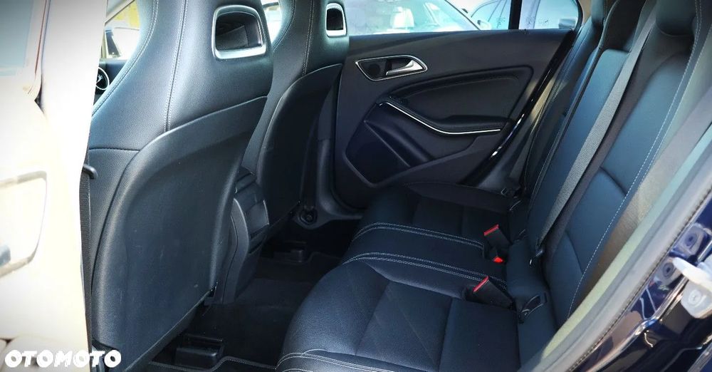 Mercedes-Benz CLA 180 7G-DCT Peak Edition - 11