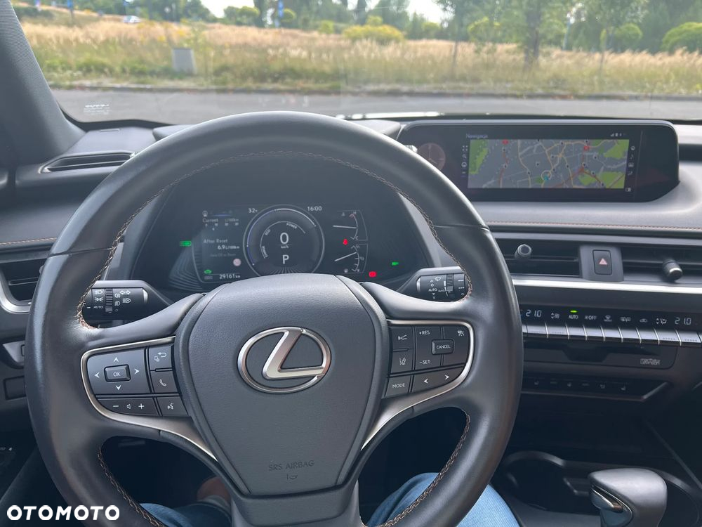 Lexus UX - 30