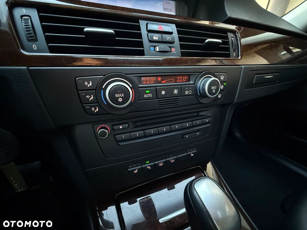 BMW Seria 3 320d xDrive DPF - 32