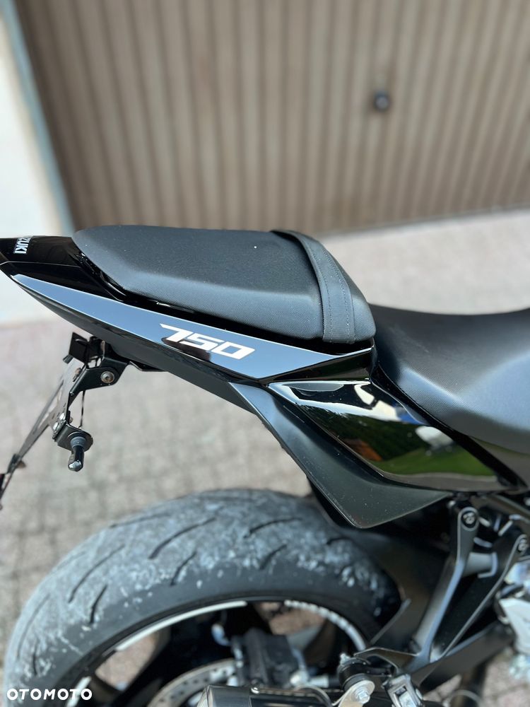 Suzuki GSR - 10