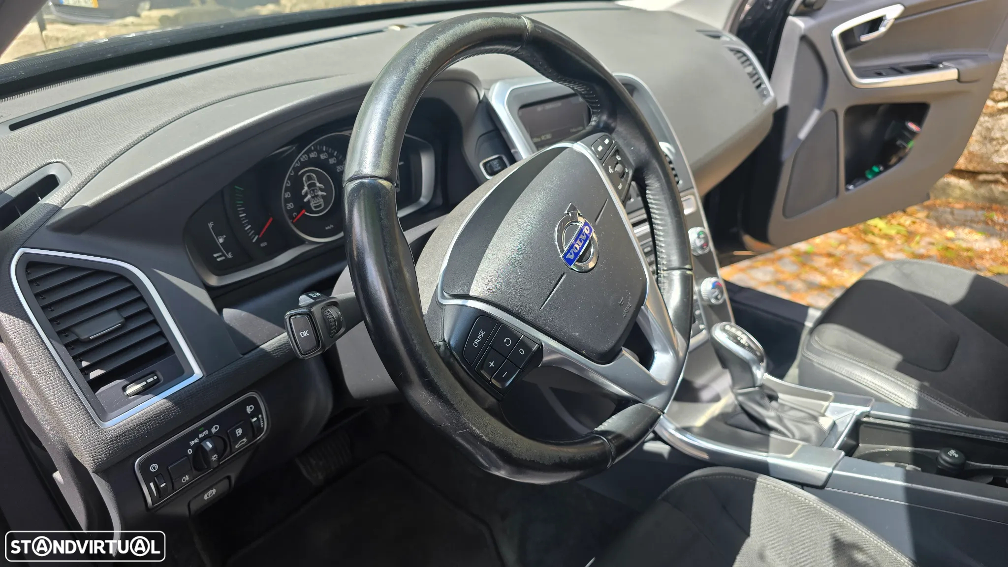 Volvo XC 60 2.0 D4 Momentum Geartronic - 30