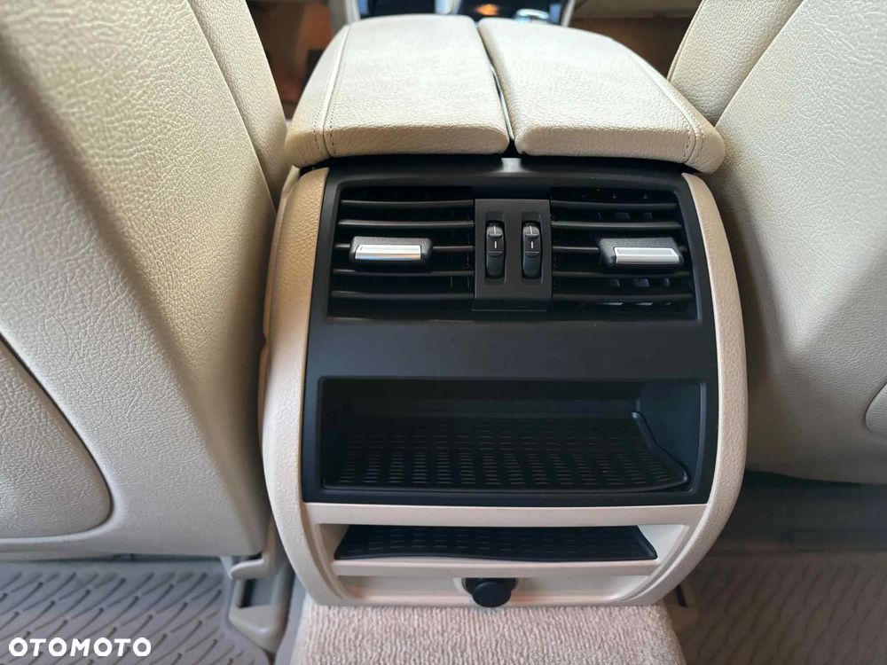 BMW Seria 5 520d xDrive - 12