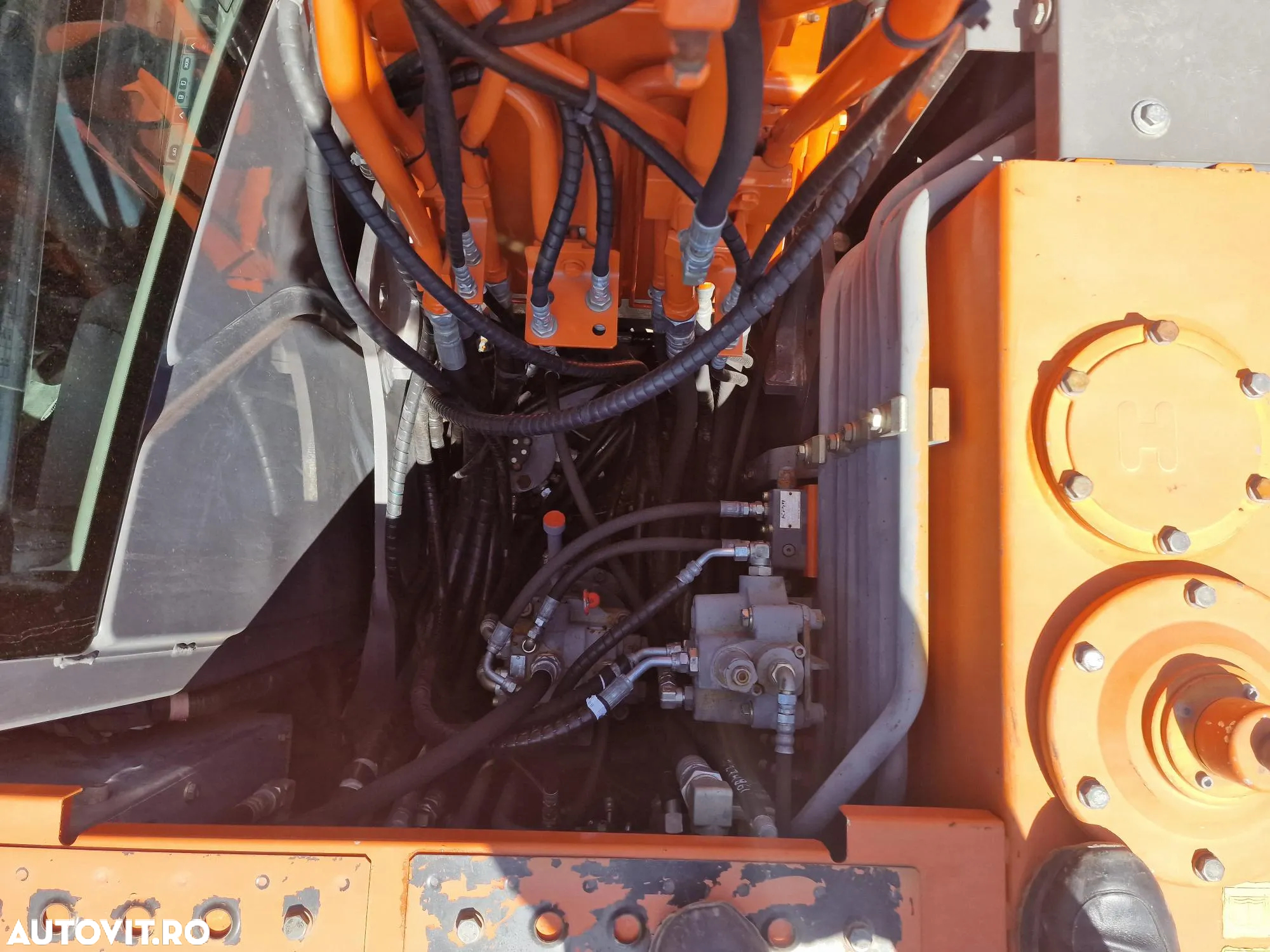 Hitachi PE ROTI, 16,5tone, 3 BRATE, 7.432h, CALE si lama nivelare, Inst picon, a doua instalatie hidr pe brate, AC, camera spate, cupa 1,2m, Ad sapare 6m, ridica  7t la 9m, hidraulica HITACHI, promotie 69.900 EUR+Tva-Posibilitate inchiriere. - 24