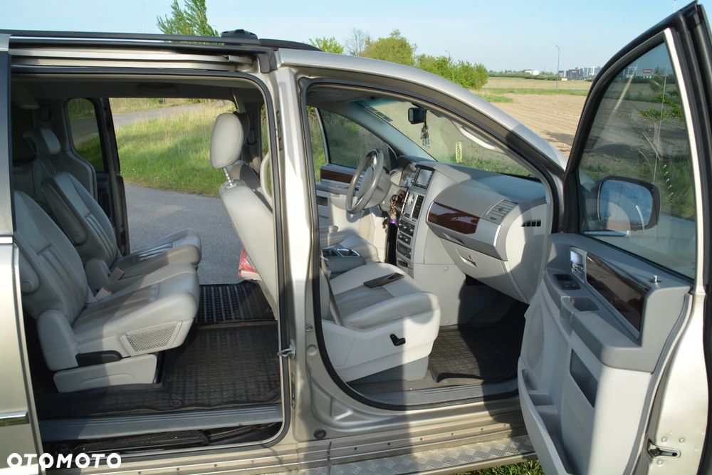 Chrysler Town & Country - 14