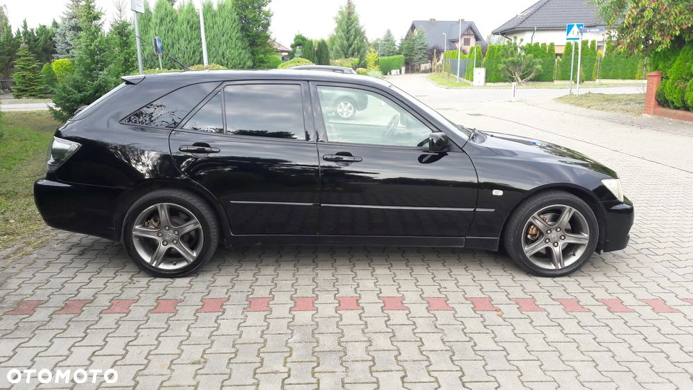 Lexus IS 300 SportCross - 6