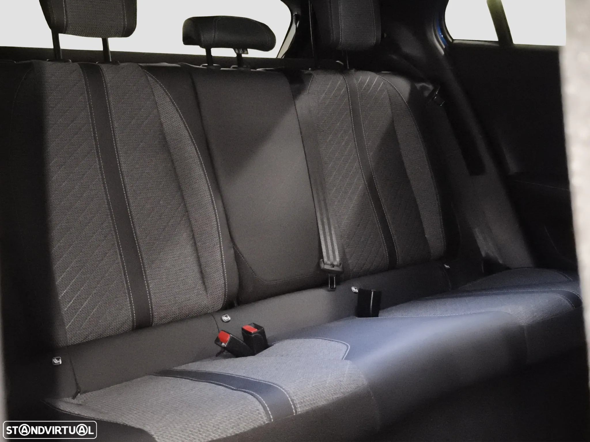 Peugeot 2008 1.2 PureTech Allure EAT8 - 28