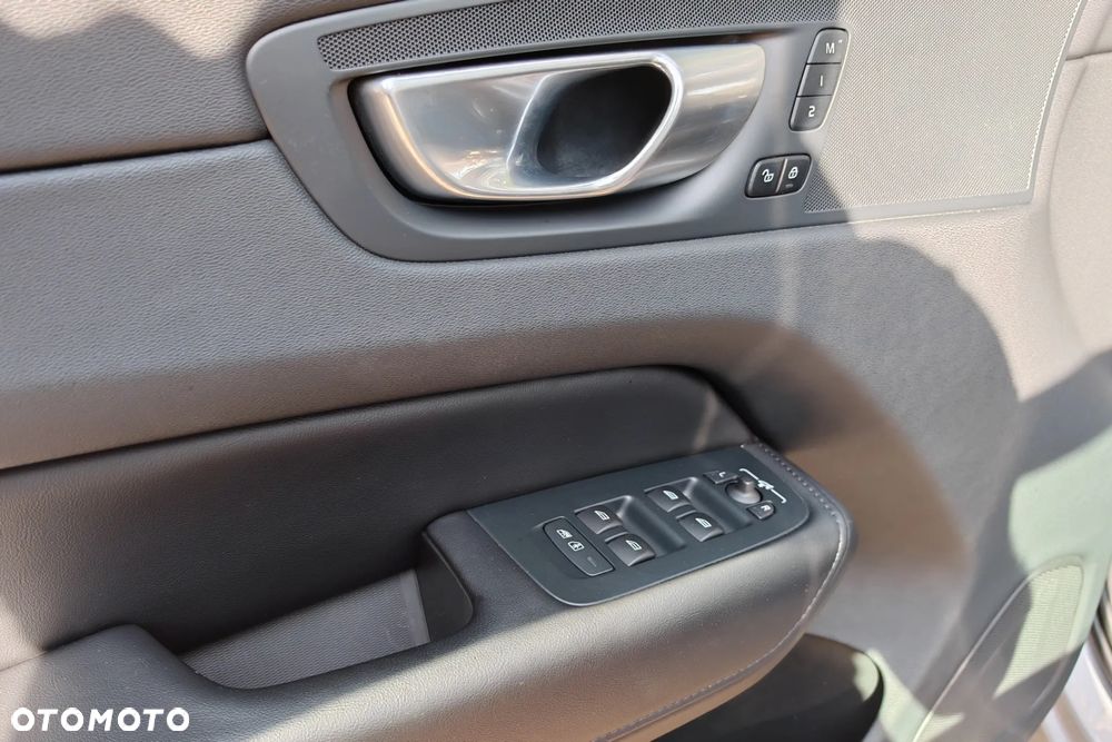 Volvo XC 60 B4 D AWD Plus Dark - 17