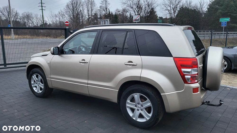 Suzuki Grand Vitara 2.0 Comfort + - 12