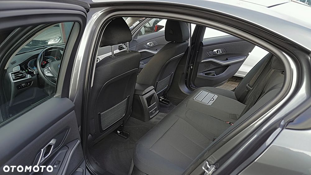 BMW Seria 3 320e - 18