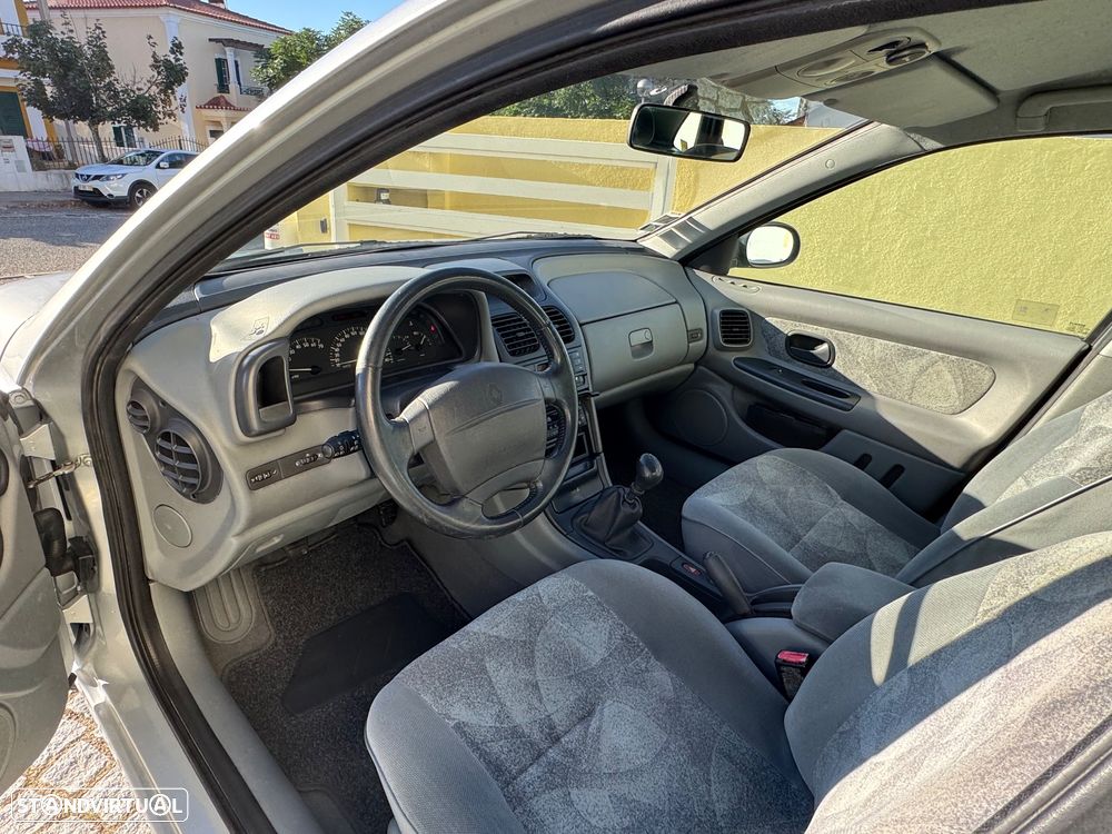 Renault Laguna 1.6 RXE - 8
