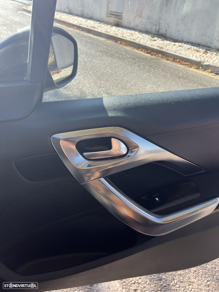 Peugeot 2008 1.2 PureTech Allure - 16