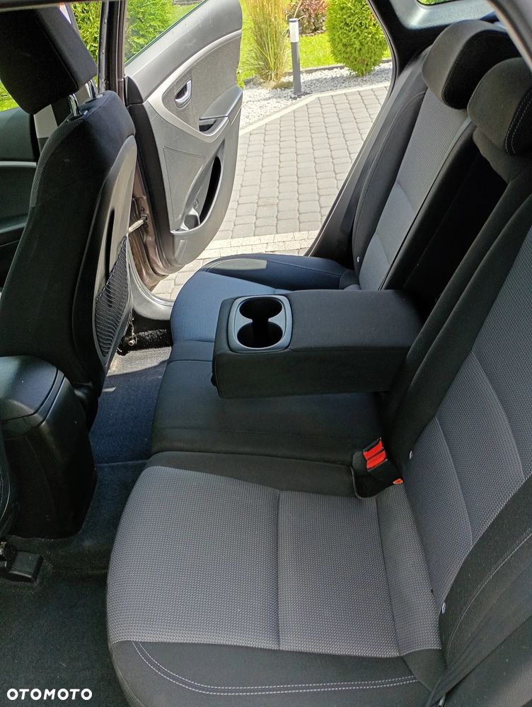 Hyundai i30 blue Kombi 1.6 CRDi YES Silver - 8