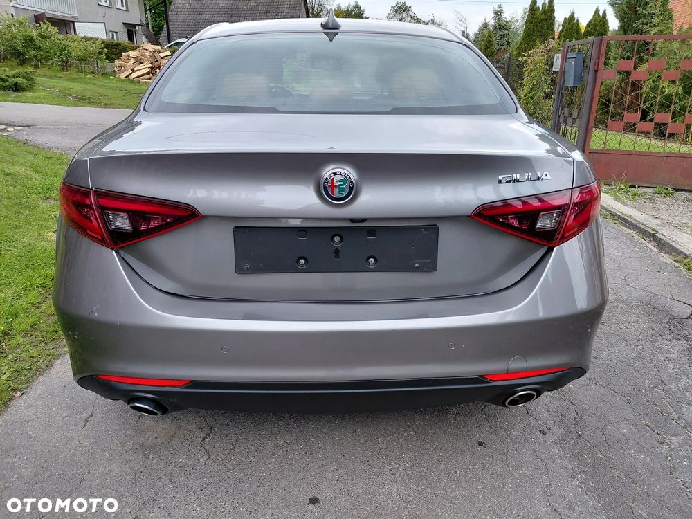 Alfa Romeo Giulia 2.2 AT8 Executive - 4