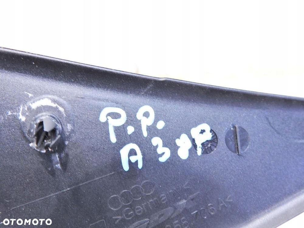 TRÓJKĄT OSŁONA LUSTERKA PRAWA AUDI A3 8P - 2