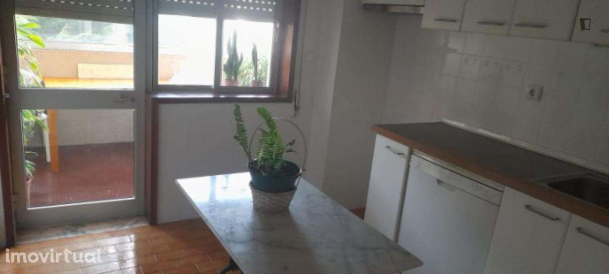 Quarto - localizado em Lordelo do Ouro Porto - Grande imagem: 4/6