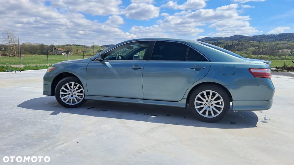 Toyota Camry - 1