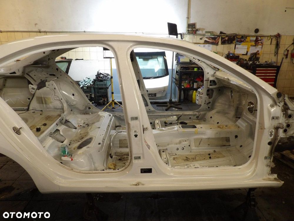 SKODA OCTAVIA III 3 LIFTBACK PRÓG PRAWY  F9E - 1