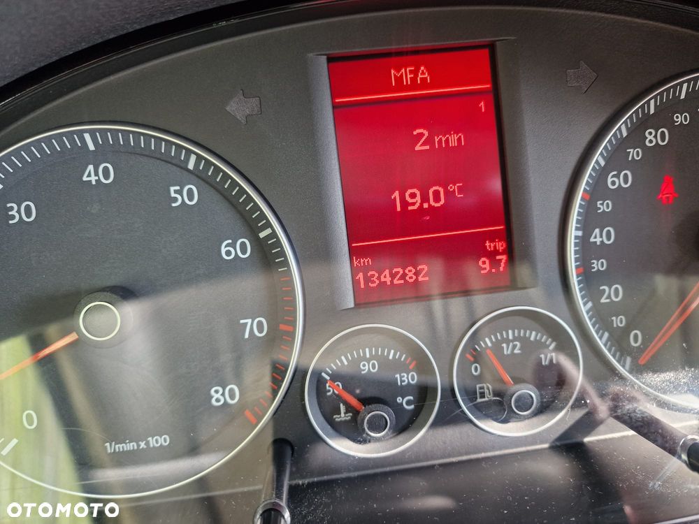 Volkswagen Touran - 12