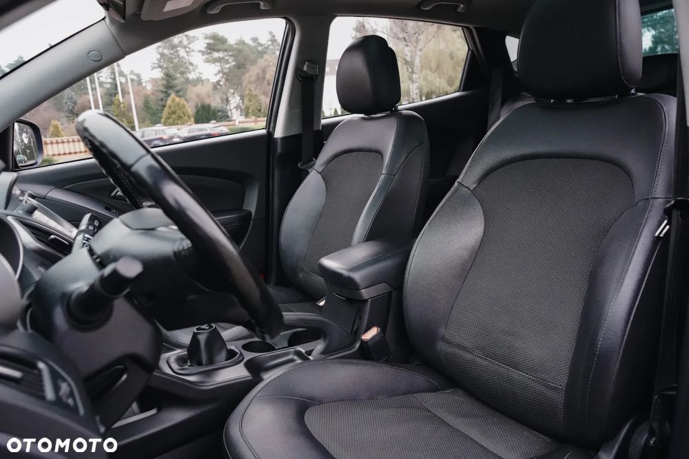 Hyundai ix35 1.7 CRDi 2WD blue Finale Gold - 20