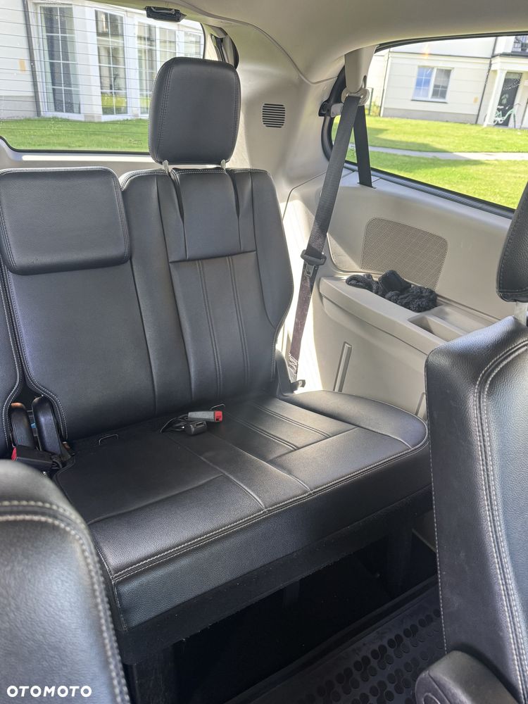Chrysler Town & Country 3.6 Limited - 33