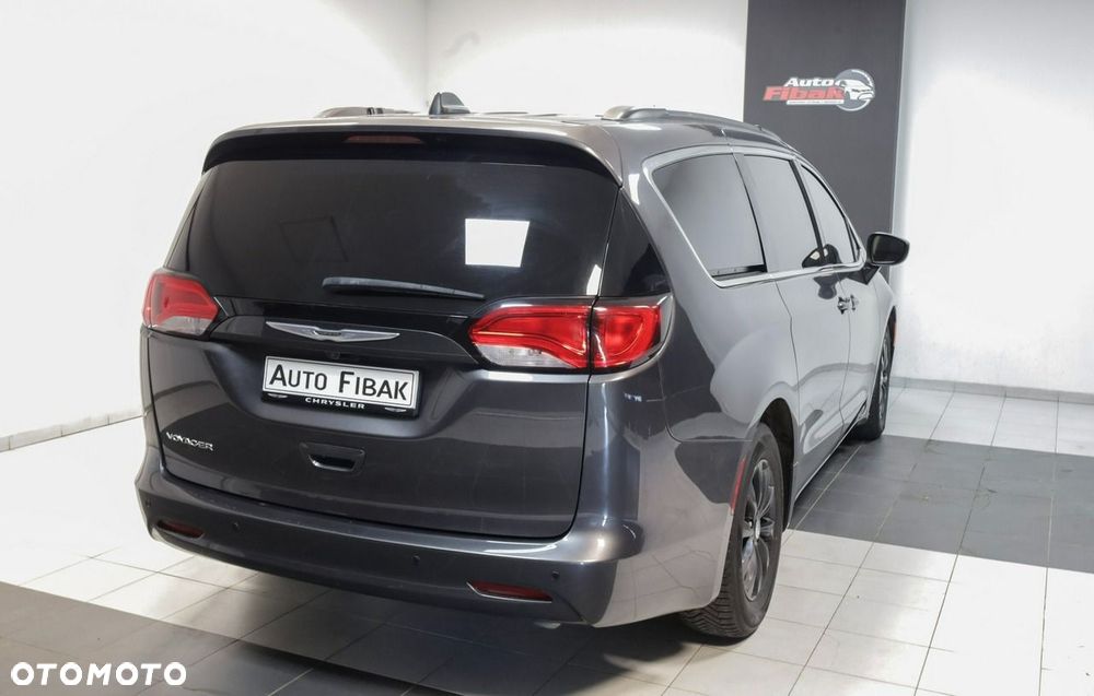 Chrysler Pacifica - 5
