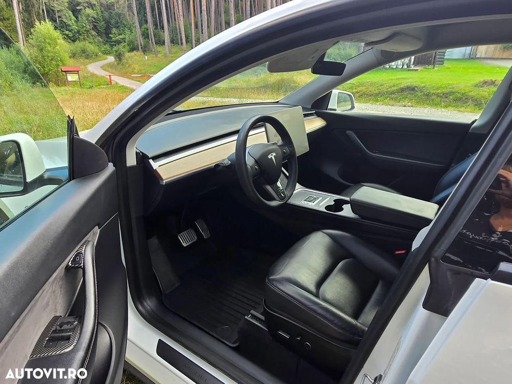Tesla Model Y - 8