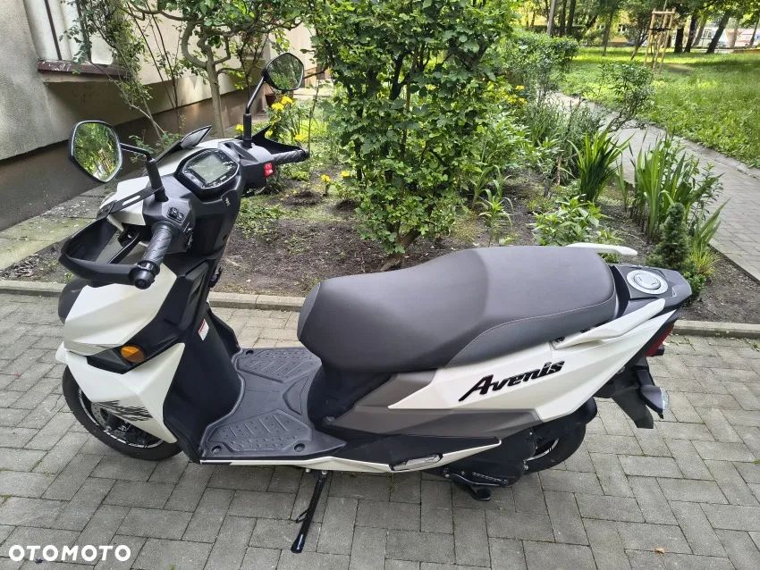 Suzuki Avenis - 1