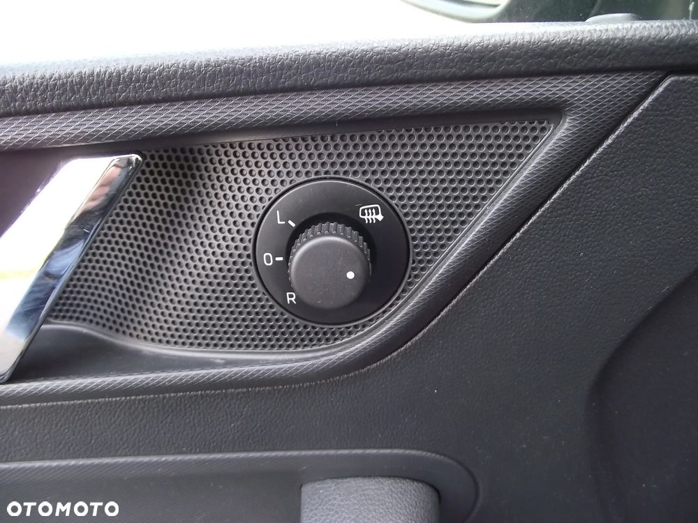 Skoda RAPID 1.2 TSI Ambition - 22