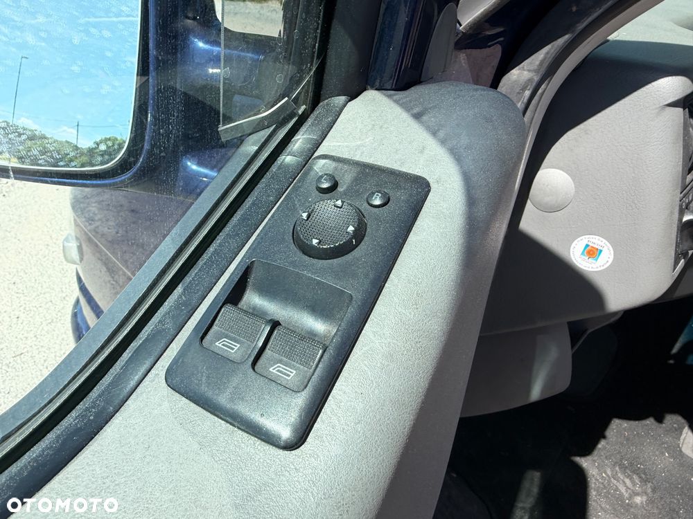 Volkswagen Caravelle - 18