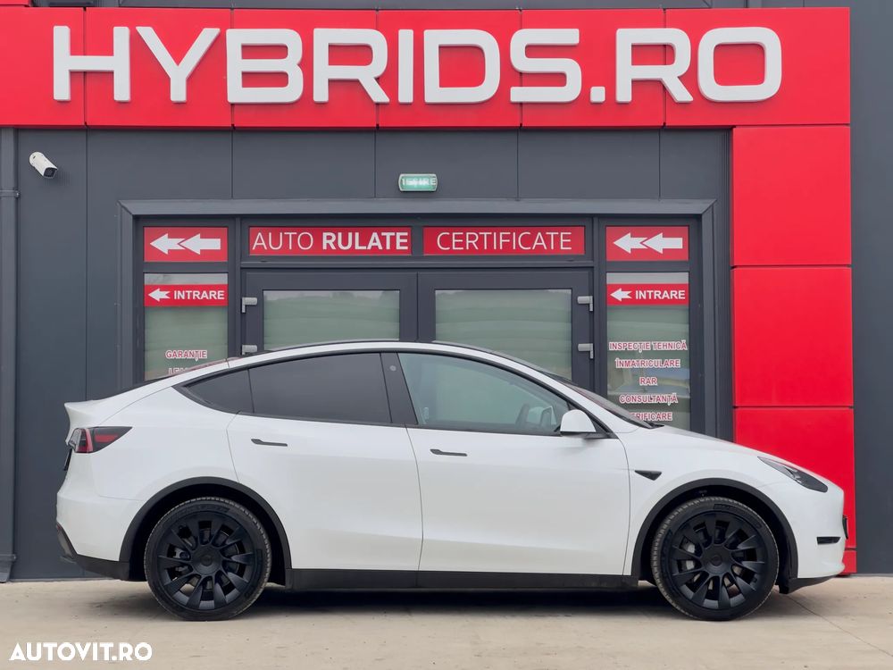 Tesla Model Y - 9