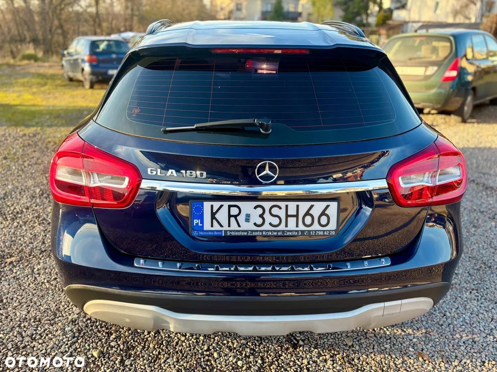 Mercedes-Benz GLA 180 7G-DCT - 11