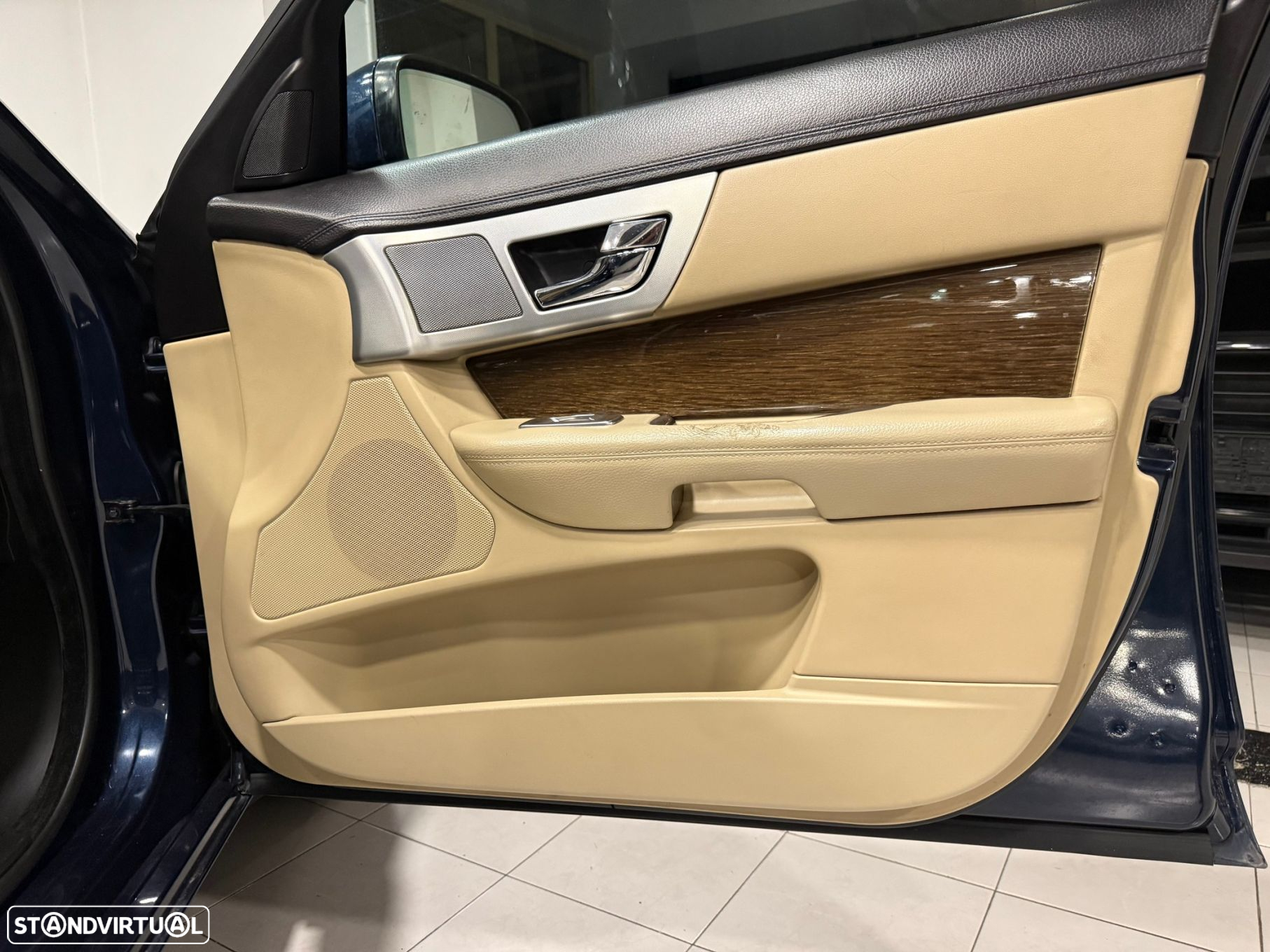 Jaguar XF 2.2 D Premium Luxury - 30