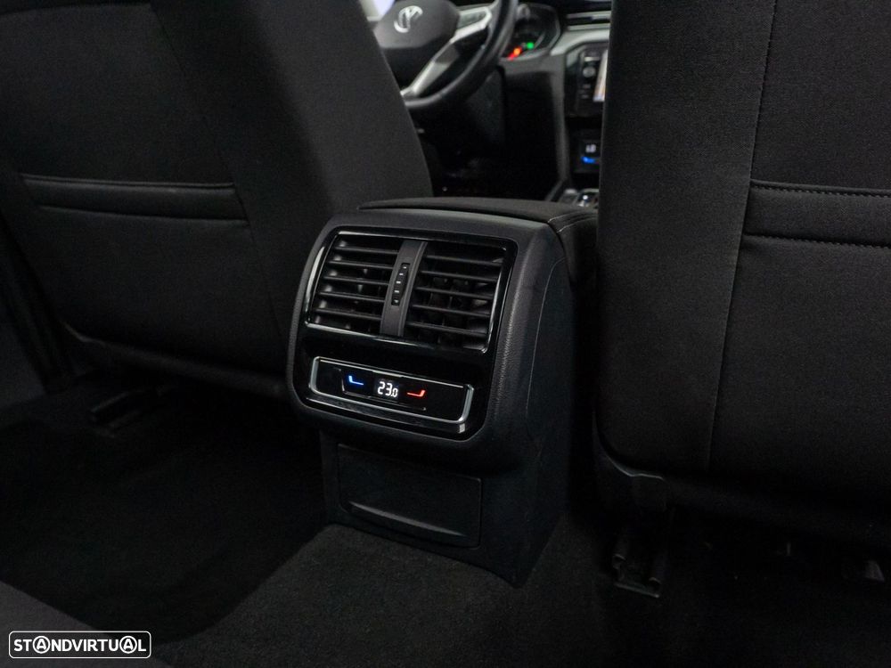 VW Passat Variant 2.0 TDI Business DSG - 44