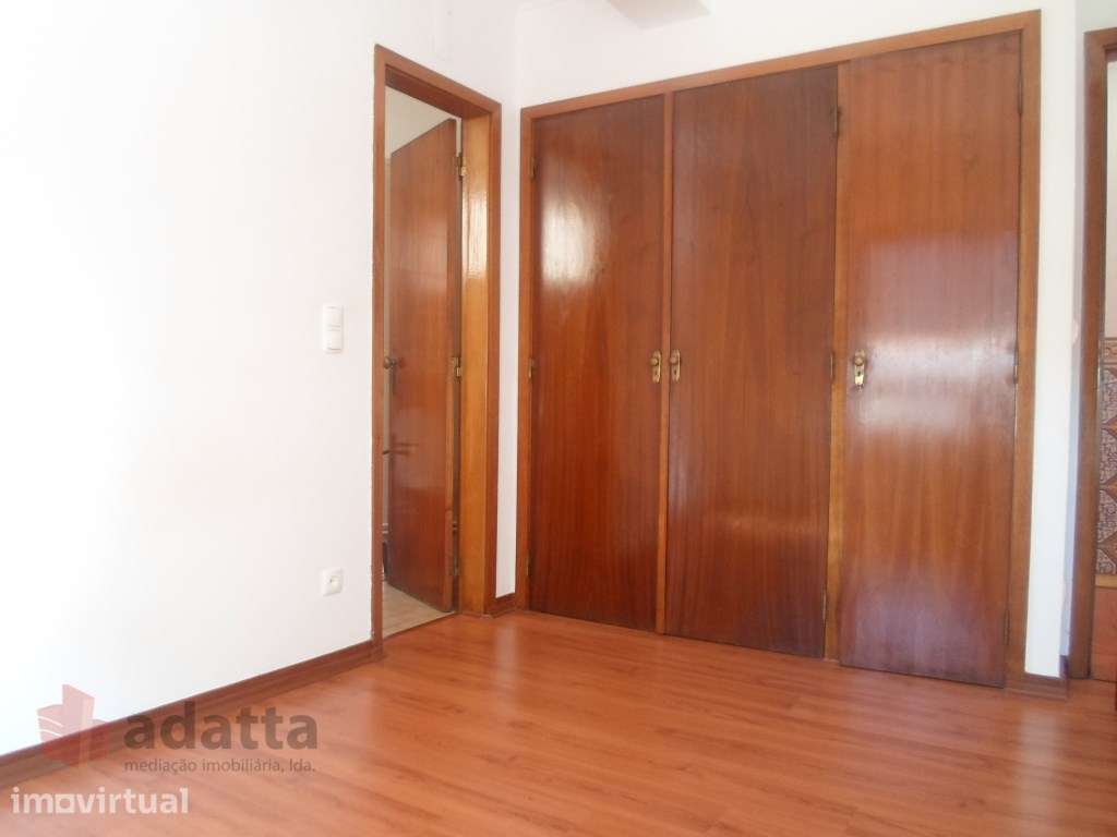 Arrenda-se T1 com Varanda e Excelente Luminosidade - Quinta de D. J... - Grande imagem: 4/12