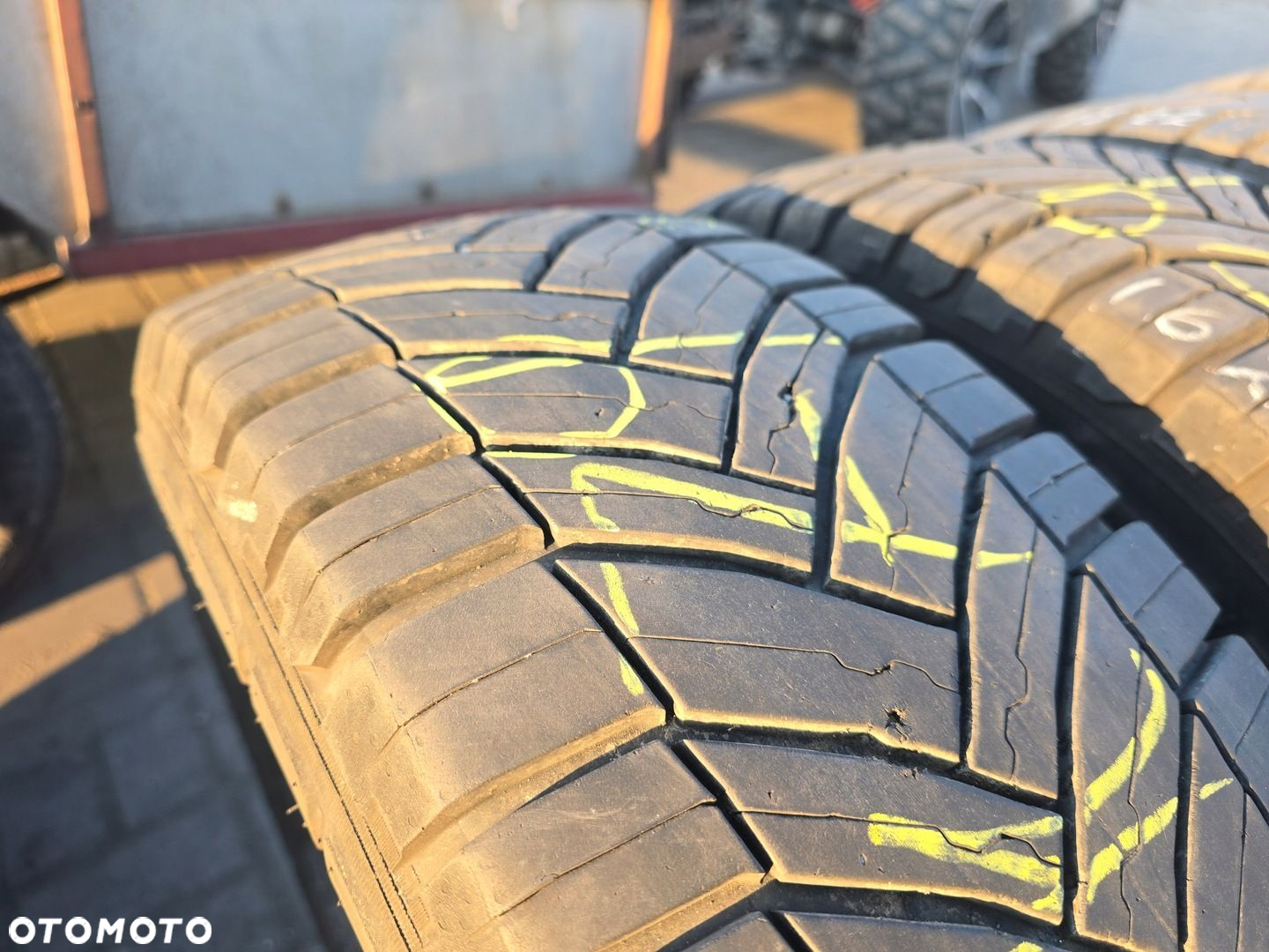 MICHELIN AGILIS CROSSCLIMATE 215/65R16C 109/107T 4X 22R - 2