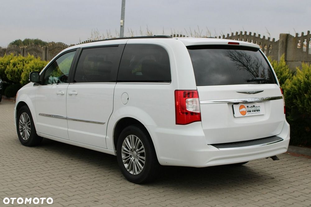 Chrysler Town & Country - 30